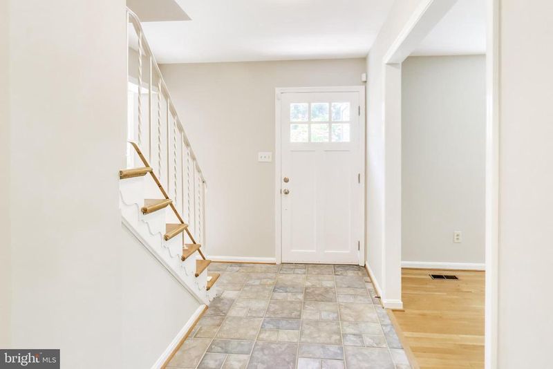8 Barrington FARE, Rockville, MD 20850