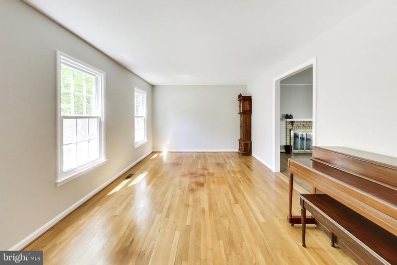 8 Barrington FARE, Rockville, MD 20850