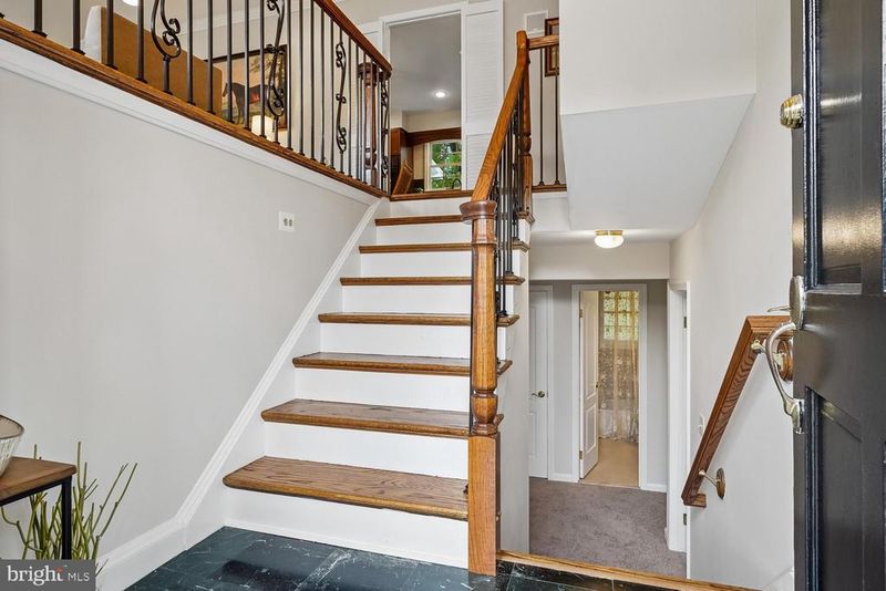 7814 Friars Ct, Alexandria, VA 22306