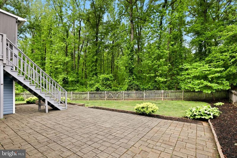6906 Deer Run Dr, Alexandria, VA 22306