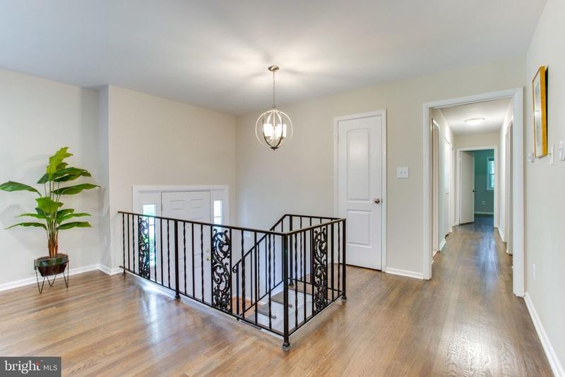 9112 Santayana Dr, Fairfax, VA 22031
