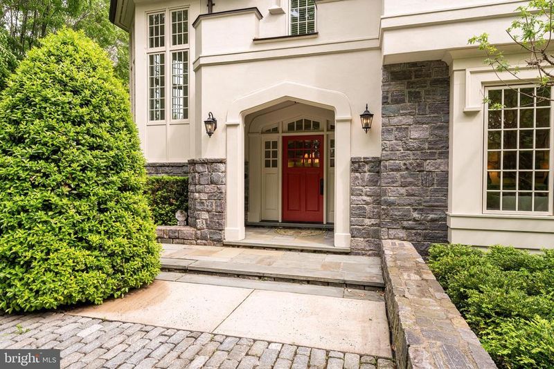 4910 Little Falls Rd, Arlington, VA 22207