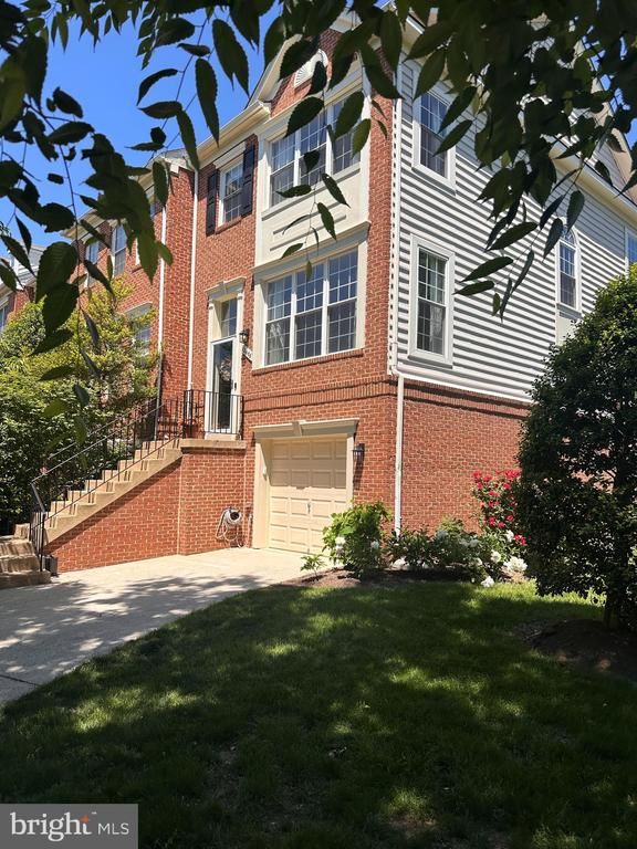 12000 Edgemere Cir, Reston, VA 20190