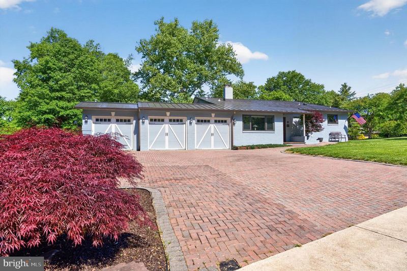8904 Stratford Ln, Alexandria, VA 22308