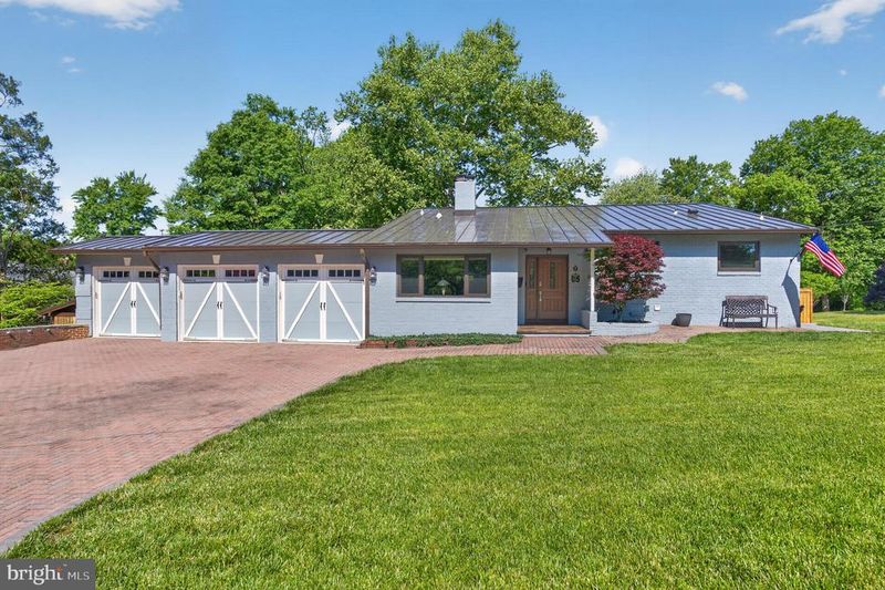 8904 Stratford Ln, Alexandria, VA 22308
