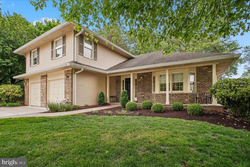 10033 Glencroft Ct, Vienna, VA 22181