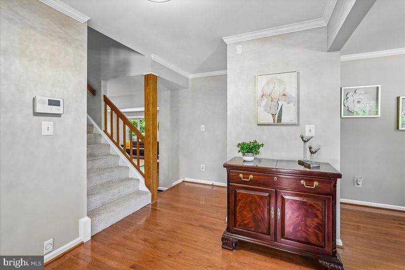 10033 Glencroft Ct, Vienna, VA 22181