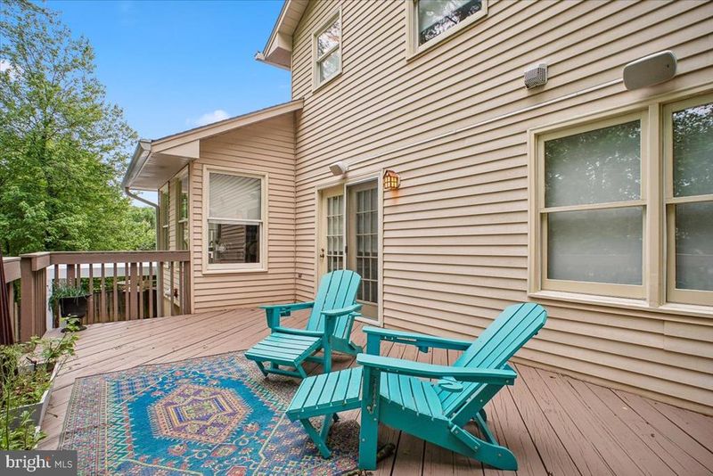 10033 Glencroft Ct, Vienna, VA 22181