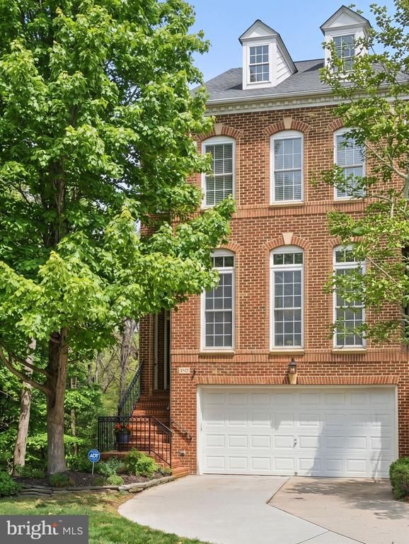 7046 Mundy Point Ct, Fort Belvoir, VA 22060