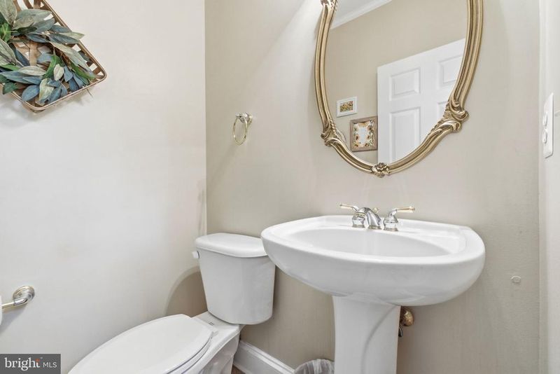 7046 Mundy Point Ct, Fort Belvoir, VA 22060