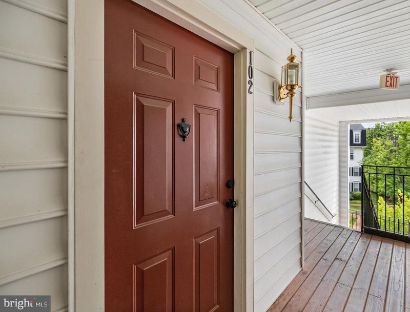 5090 Donovan Dr #102, Alexandria, VA 22304