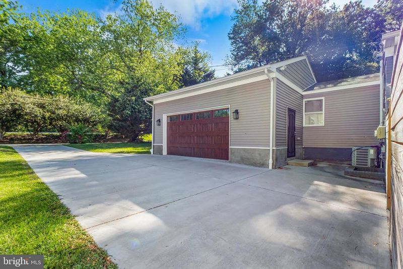 7516 Glenriddle Rd, Bethesda, MD 20817