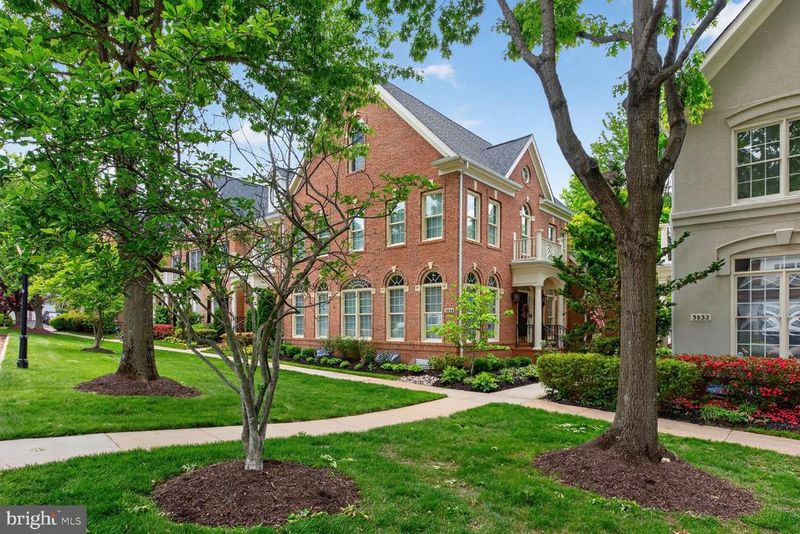 3834 Farrcroft Dr, Fairfax, VA 22030
