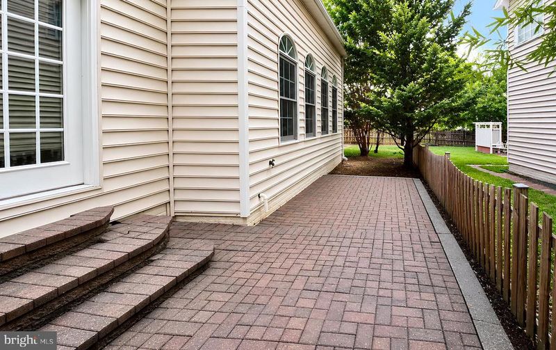 42848 Sidney Pl, Ashburn, VA 20148