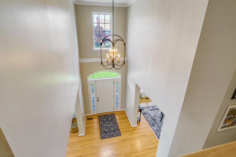 6758 Edge Cliff Dr, Alexandria, VA 22315
