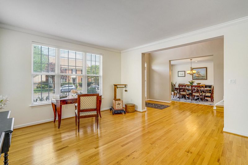 6758 Edge Cliff Dr, Alexandria, VA 22315