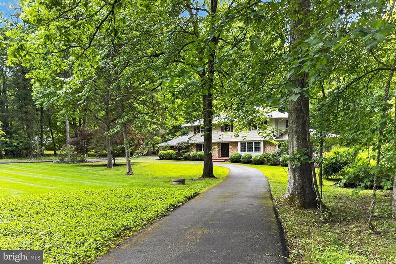 9507 Arnon Chapel Rd, Great Falls, VA 22066