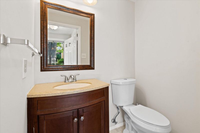 7914 Tyson Oaks Cir, Vienna, VA 22182
