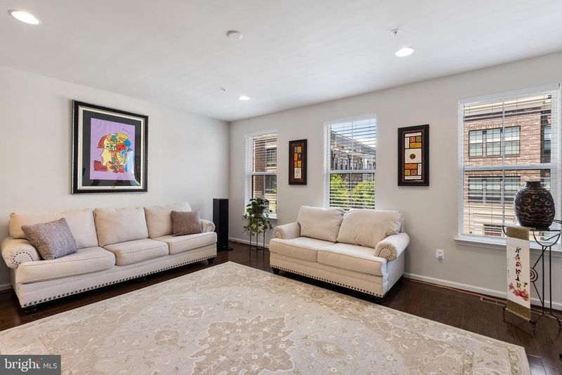 510 Harborview Dr, National Harbor, MD 20745