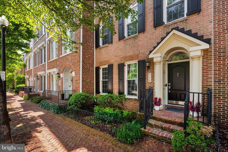 714 Day Ln, Alexandria, VA 22314