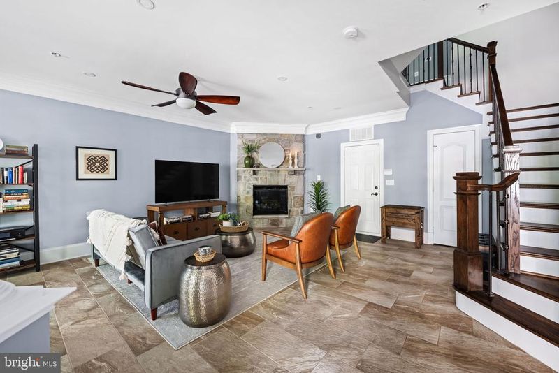 714 Day Ln, Alexandria, VA 22314