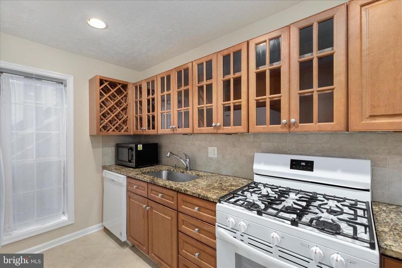 10110 Oakton Terrace Rd #10110, Oakton, VA 22124