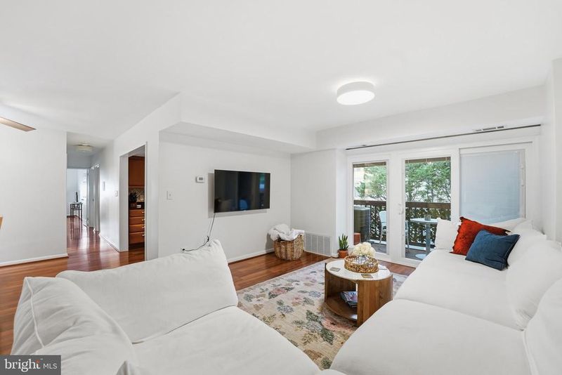 49 Skyhill Rd #204, Alexandria, VA 22314