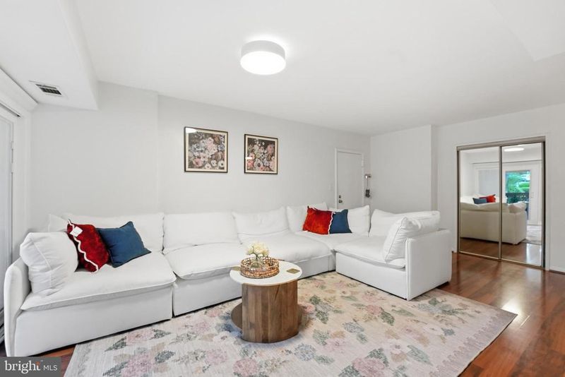 49 Skyhill Rd #204, Alexandria, VA 22314