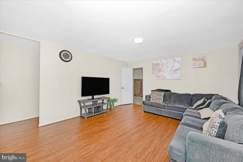 302 Manor Ct, Frederick, MD 21701