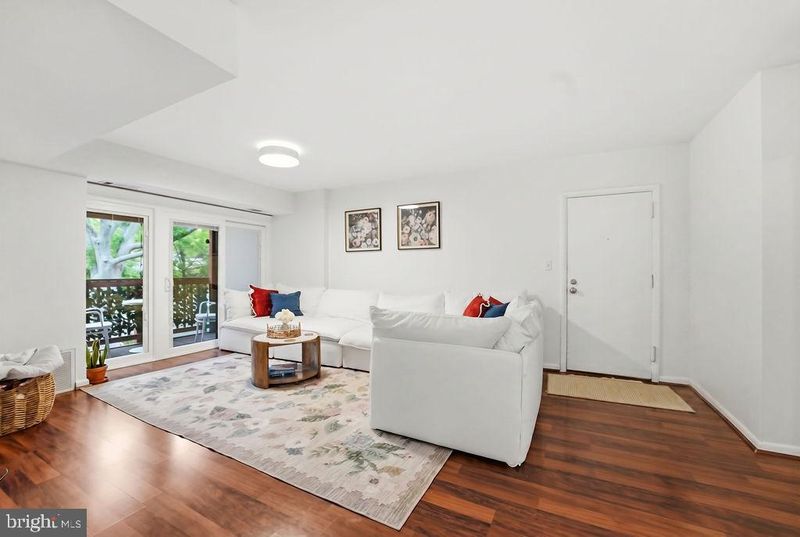 49 Skyhill Rd #204, Alexandria, VA 22314
