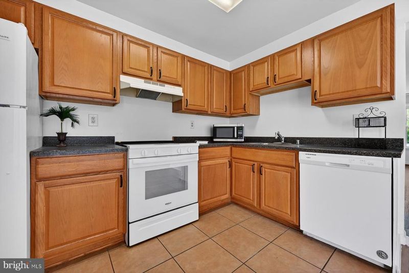 1610 E Bancroft Ln, Crofton, MD 21114