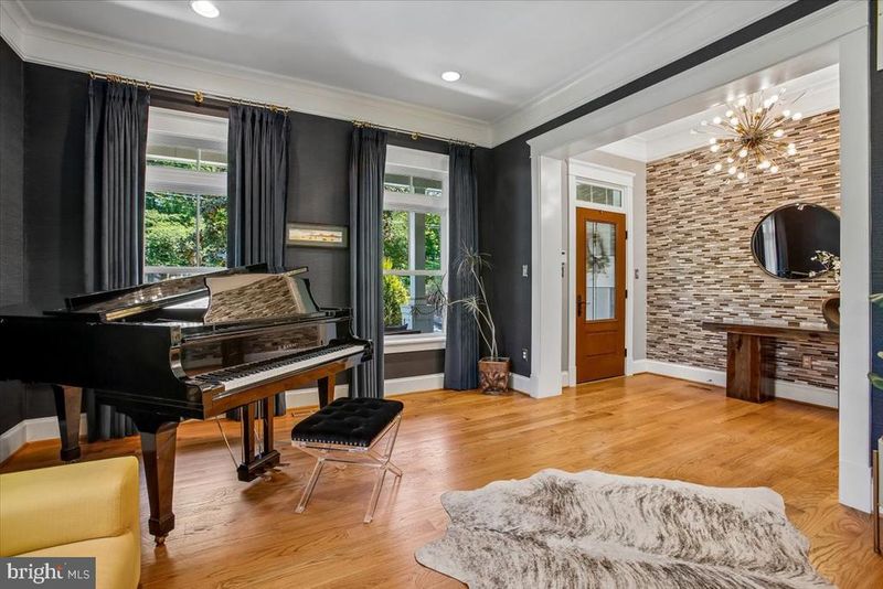 2134 Emilys Ln, Falls Church, VA 22043
