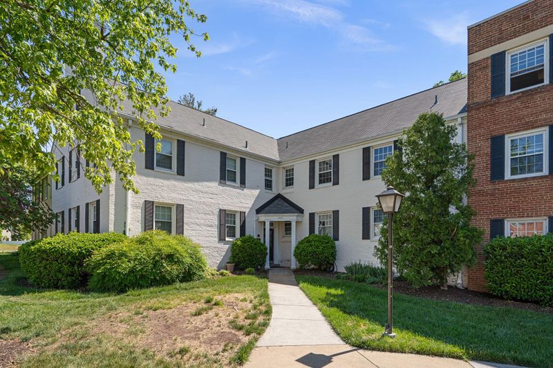 1301 S Walter Reed #102, Arlington, VA 22204