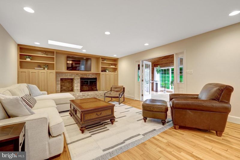 2068 Kedge Dr, Vienna, VA 22181
