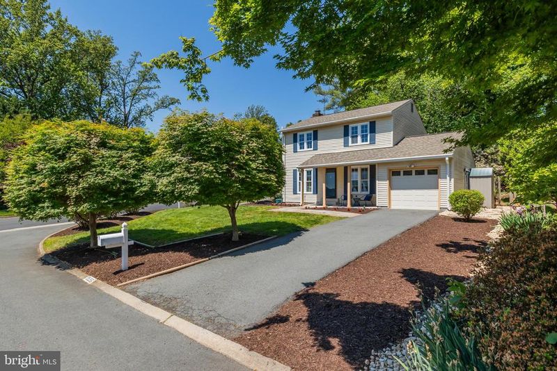 9556 Pine Bough Pl, Vienna, VA 22181