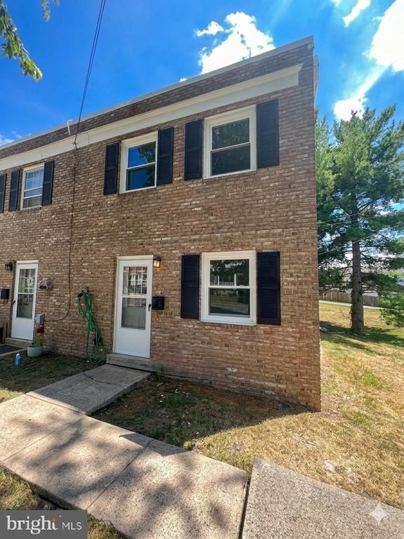 201 Laverne Ave #B, Alexandria, VA 22305