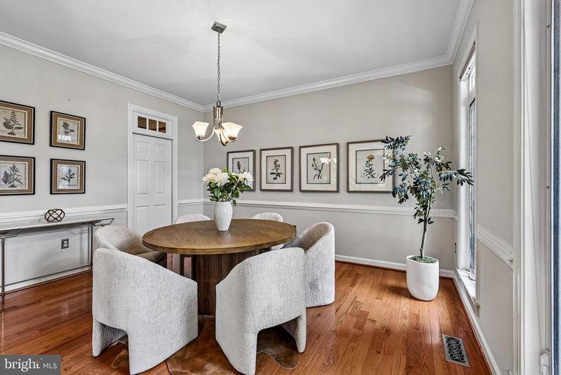 24896 Castleton Dr, Chantilly, VA 20152