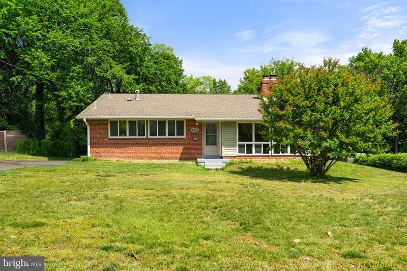 4526 Roundhill Rd, Alexandria, VA 22310
