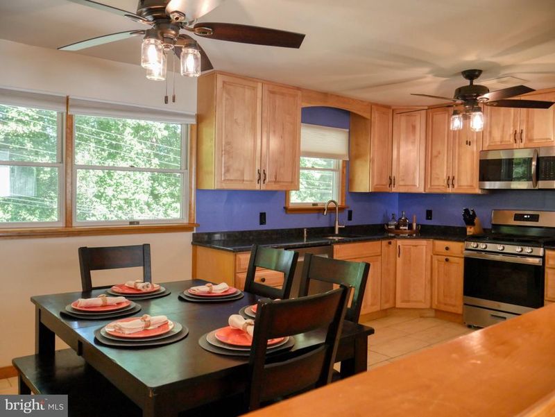 536 Crestpark Dr, Glen Burnie, MD 21061