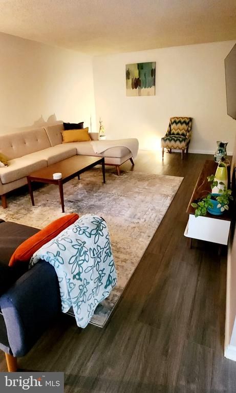 2300 Pimmit Dr #413, Falls Church, VA 22043