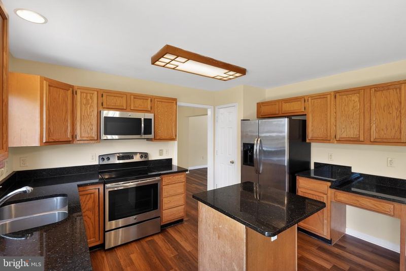 822 Anna Ln, Millersville, MD 21108