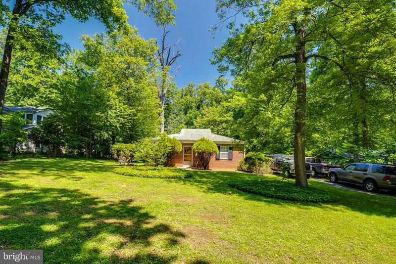 9216 Weant Dr, Great Falls, VA 22066