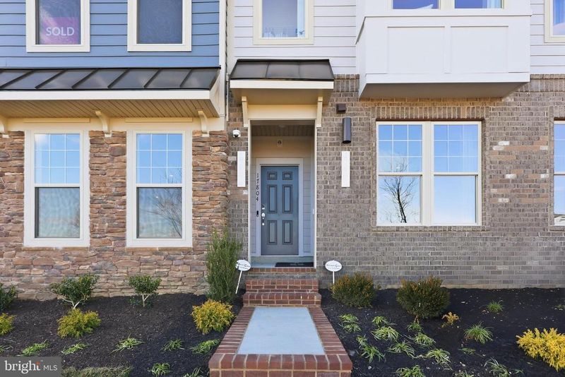 17640 Hawkins Ln, Dumfries, VA 22026