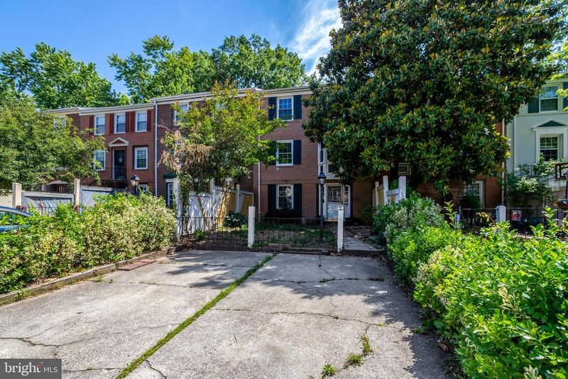 8127 Pinelake Ct, Alexandria, VA 22309