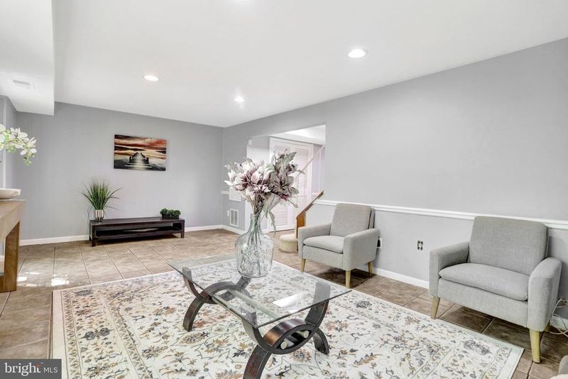 8127 Pinelake Ct, Alexandria, VA 22309