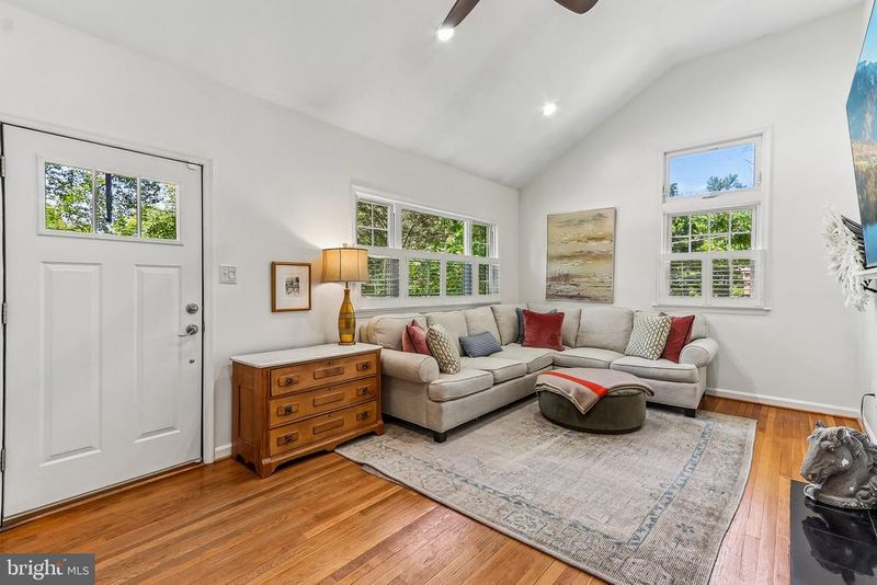 7813 Yorktown Dr, Alexandria, VA 22308