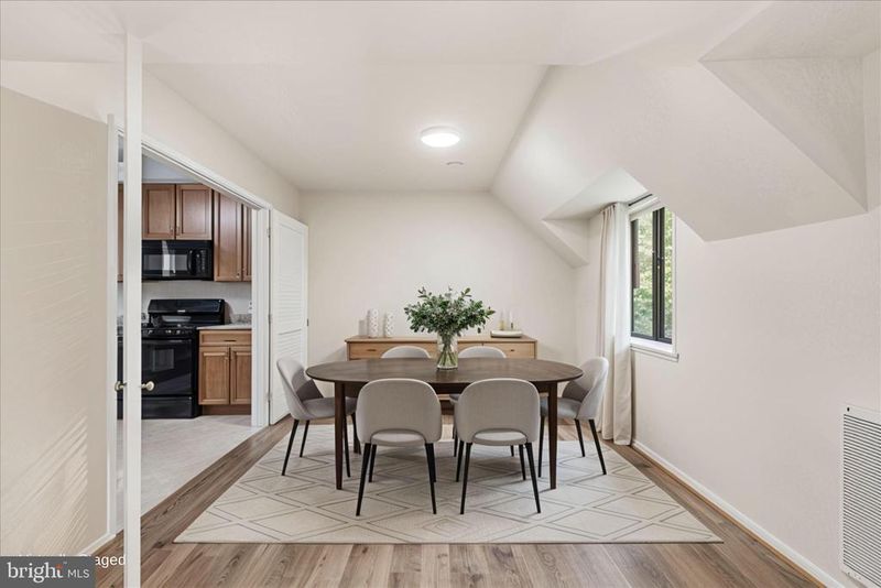 1637 Parkcrest Cir #8E/300, Reston, VA 20190