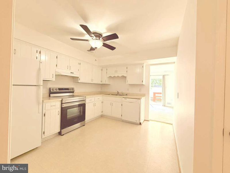 33 Park Pl, Lovettsville, VA 20180