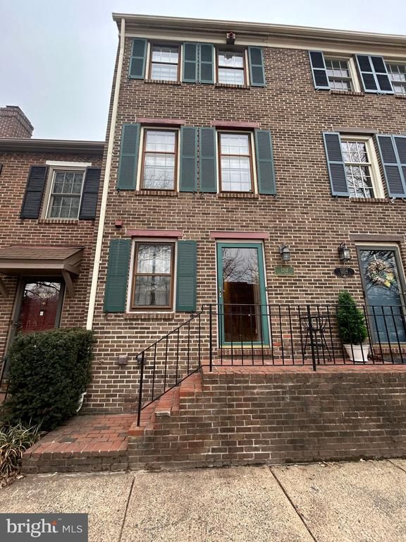 1202 W Abingdon Dr, Alexandria, VA 22314