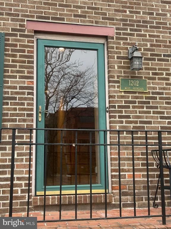 1202 W Abingdon Dr, Alexandria, VA 22314